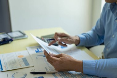 Performans analiz raporunu hazırlayan muhasebeci holding yöneticileri, finansal verileri analiz etmek için çevrimiçi bilgisayar yazılımı kullanarak belge oluşturuyorlar. Yakın plan resimler.