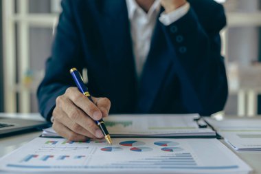 Performans analiz raporunu hazırlayan muhasebeci holding yöneticileri, finansal verileri analiz etmek için çevrimiçi bilgisayar yazılımı kullanarak belge oluşturuyorlar. Yakın plan resimler.