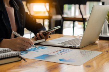 Performans analiz raporunu hazırlayan muhasebeci holding yöneticileri, finansal verileri analiz etmek için çevrimiçi bilgisayar yazılımı kullanarak belge oluşturuyorlar. Yakın plan resimler.