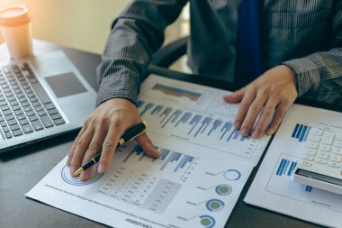Performans analiz raporunu hazırlayan muhasebeci holding yöneticileri, finansal verileri analiz etmek için çevrimiçi bilgisayar yazılımı kullanarak belge oluşturuyorlar. Yakın plan resimler.
