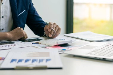 Performans analiz raporunu hazırlayan muhasebeci holding yöneticileri, finansal verileri analiz etmek için çevrimiçi bilgisayar yazılımı kullanarak belge oluşturuyorlar. Yakın plan resimler.