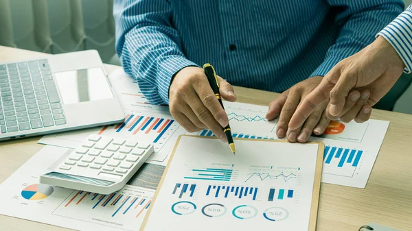Accountant Holding Documents Preparing Performance Analysis Report Los Ejecutivos Crean —  Fotos de Stock