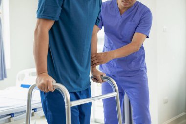 Hastayla yakın klinikte çalışan fizyoterapist, fiziksel rehabilitasyon, hastanın ayak bileklerindeki sorunlara ve esneklik yaralanmalarına tavsiye veren doktor.