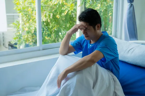 Joven Paciente Asiático Una Cama Hospital Con Una Triste Mirada —  Fotos de Stock