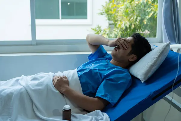 Ung Asiatisk Patient Sjukhussäng Med Sorgsen Blick Ett Sjukhus Undersöker — Stockfoto