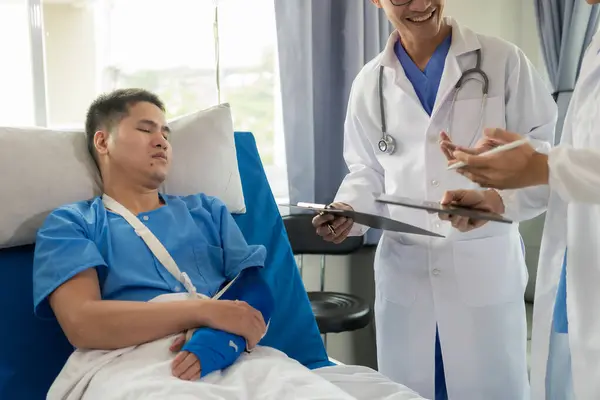 Een Aziatische Mannelijke Patiënt Ligt Een Ziekenhuisbed Wordt Zorgvuldig Verzorgd — Stockfoto