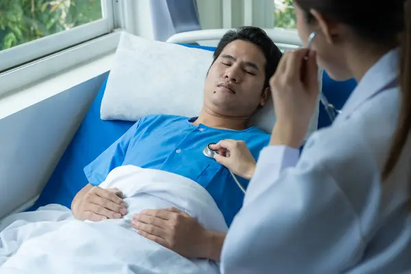 Asiatisk Manlig Patient Ligger Sjukhussäng Och Vårdas Noggrant Läkare Läkare — Stockfoto