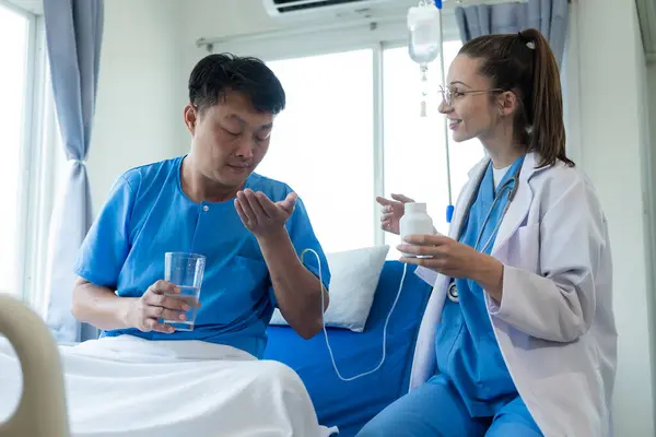 Asiatisk Manlig Patient Ligger Sjukhussäng Och Vårdas Noggrant Läkare Läkare — Stockfoto