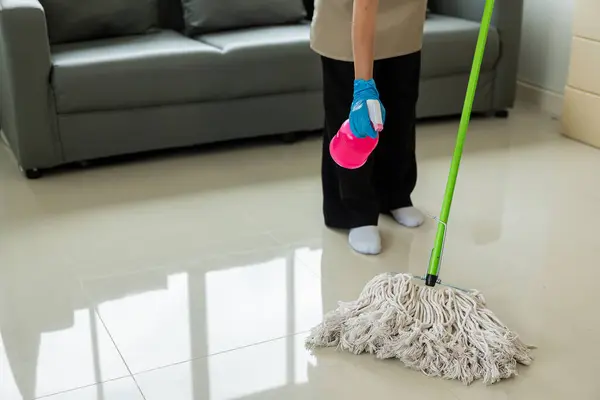 Das Zimmermädchen Mit Schürze Sorgt Für Die Reinigung Hause Nahaufnahme — Stockfoto
