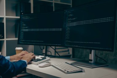 Bir bilişim programcısı bir masaüstü bilgisayarında çalışır. Erkek uzman yenilikçi yazılım mühendisi kodlu ofis programlarına uygulama programı geliştiriyor. Odaklanmış resim ekranda.