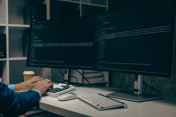 It程序员在台式计算机上工作 男性专家创建创新的软件工程师开发应用程序代码办公室程序焦点图像在屏幕上 — 图库照片