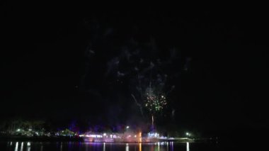 Gökyüzündeki renkli havai fişekler ulusal bayramlarda gece sergilenir. Ya da yılbaşı videosunda havai fişek gösterisini kutlarız.