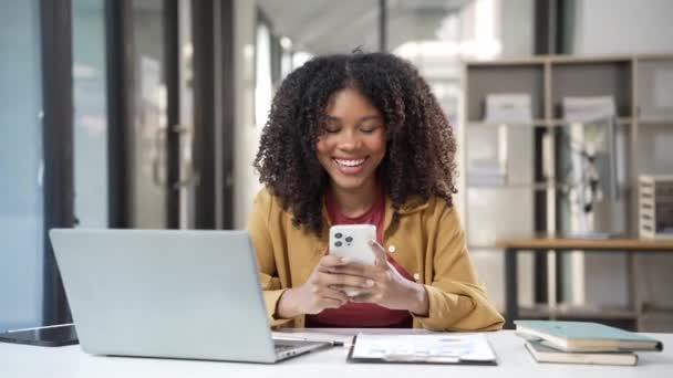Schöne Afrikanerin Businessanzug Telefoniert Mit Dem Handy Während Sie Tisch — Stockvideo