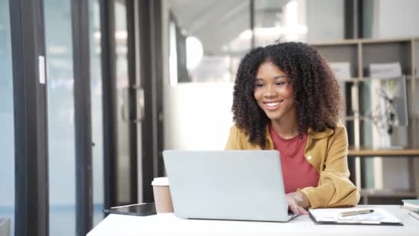 Африканська Жінка Підприємець Перевіряє Документи Надсилає Електронні Листи Професійний Бізнесмен — стокове відео