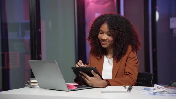 Afrikaanse Vrouwelijke Ondernemer Controleren Van Documenten Het Verzenden Van Mails — Stockvideo