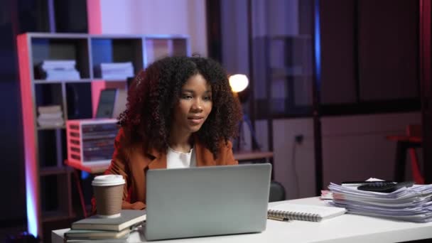 アフリカの女性起業家 文書をチェックし 電子メールを送信する プロのビジネスマン 背景として色付きライトとスケジュールに従って作業残業のコンセプトにオンラインでサーフィン — ストック動画