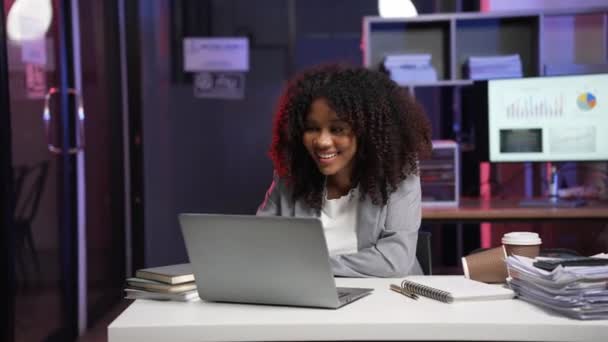 アフリカの女性起業家 文書をチェックし 電子メールを送信する プロのビジネスマン 背景として色付きライトとスケジュールに従って作業残業のコンセプトにオンラインでサーフィン — ストック動画