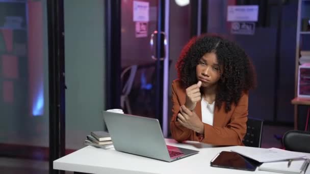 アフリカのビジネス女性ストレッチし デジタルマーケティングのスタートアップ 広告会社のコンピュータを使用して夜にオフィスで長時間働くことから痛みや痛みからリラックス — ストック動画