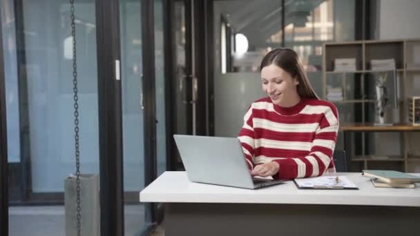 Kobieta Swetrze Siedzi Sama Skupiając Się Laptopie Dokumentach Liczniku Wykresami — Wideo stockowe