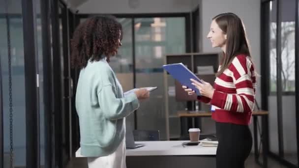 Две Женщины Пожимают Друг Другу Руки Офисе Поприветствовать Поблагодарить Совместную — стоковое видео