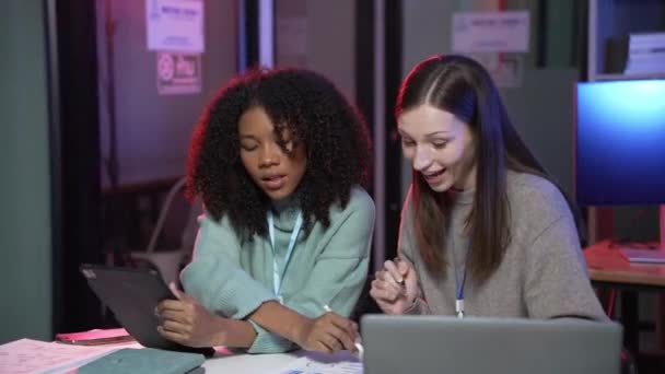 Две Деловые Женщины Работающие Вместе Используя Ноутбук Планшет Сидят Столом — стоковое видео