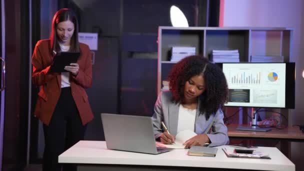 Twee Zakenvrouwen Werken Samen Met Laptop Tablet Aan Tafel Bespreken — Stockvideo