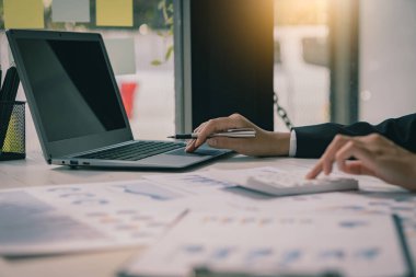 Bilgisayarı, bütçesi ve kredi belgeleri olan hesap makinesi kullanan muhasebeci, proje planları ve mali sonuçları tartışmak için internetten Asyalı iş kadını toplantısı, yakın çekim.