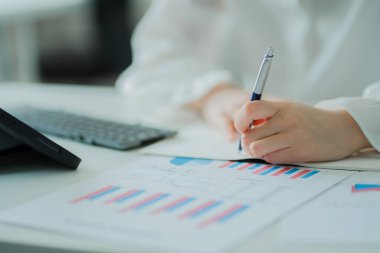 Bilgisayarı, bütçesi ve kredi belgeleri olan hesap makinesi kullanan muhasebeci, proje planları ve mali sonuçları tartışmak için internetten Asyalı iş kadını toplantısı, yakın çekim.