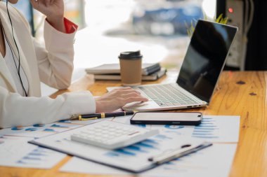 Bilgisayarı, bütçesi ve kredi belgeleri olan hesap makinesi kullanan muhasebeci, proje planları ve mali sonuçları tartışmak için internetten Asyalı iş kadını toplantısı, yakın çekim.