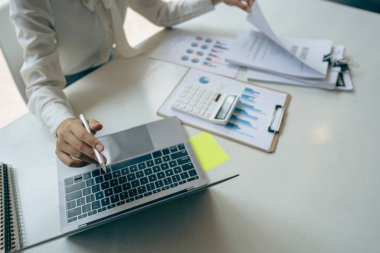 Bilgisayarı, bütçesi ve kredi belgeleri olan hesap makinesi kullanan muhasebeci, proje planları ve mali sonuçları tartışmak için internetten Asyalı iş kadını toplantısı, yakın çekim.