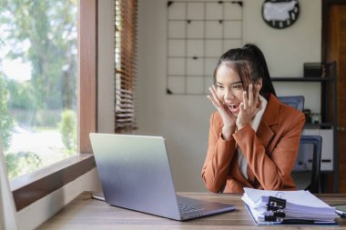 Heyecanlı ve mutlu iş kadını, başarıyı kutlayan kadın sekreter, iş hayatında iyi haberlerle sevinen, el kaldıran, iyi haber e-postası.