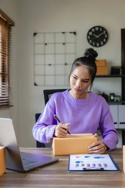Purple Clad Independent Asian Woman Sme Uses Laptop Boxes Receive — Stock Photo, Image