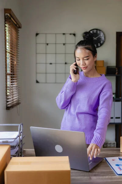 Фиолетовая Независимая Азиатская Женщина Мсп Использует Ноутбук Коробки Получения Просмотра — стоковое фото