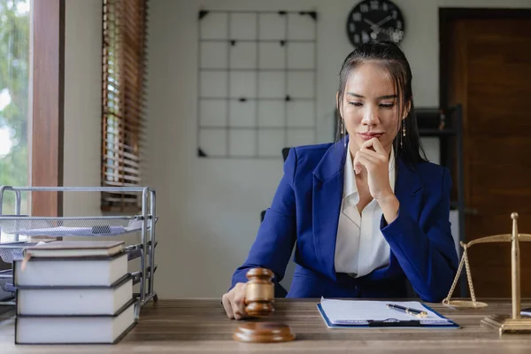 Aziatische Vrouwelijke Advocaat Rechter Die Juridisch Advies Juridische Diensten Het — Stockfoto