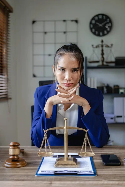 Asyalı Kadın Avukat Hakim Yasal Danışmanlık Yasal Hizmetler Sunuyor Sözleşmeler — Stok fotoğraf
