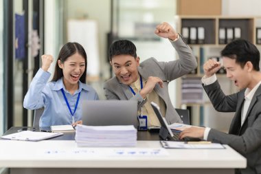 Asyalı iş adamlarından oluşan bir ekip, yeni girişimlerinin başarısı konusunda heyecanlı..