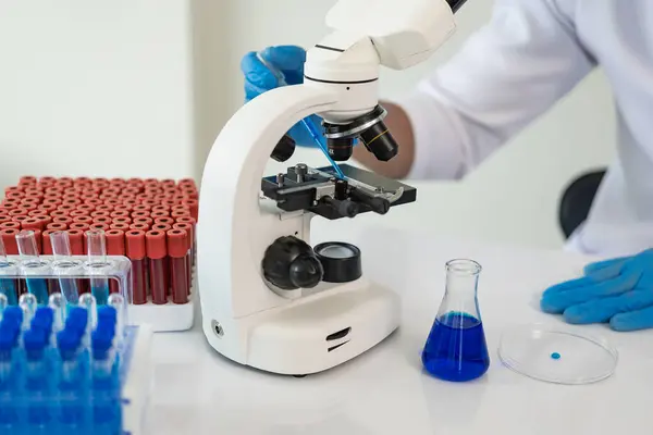 Laboratóriumi Koncepció Vegyi Anyagok Közeli Felvétele Laboratóriumban Biokémikus Kísérleteket Végez — Stock Fotó