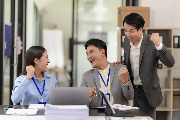 Ein Team Asiatischer Geschäftsleute Freut Sich Über Den Erfolg Ihres — Stockfoto