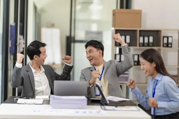 Uma Equipe Empresários Asiáticos Está Animada Com Sucesso Seu Novo — Fotografia de Stock