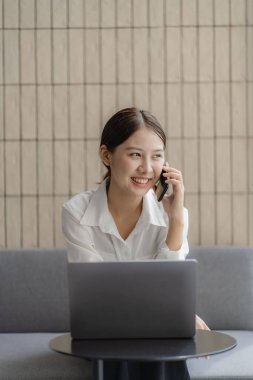 Elinde akıllı telefon kullanan sevimli Asyalı kadın teknoloji konsepti ve internette sörf yapan ve internetten alışveriş yapan insanlar. Dikey resim.