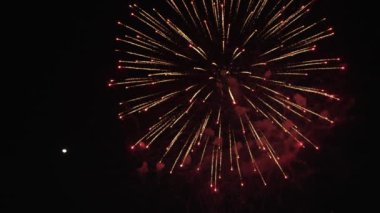 Altın havai fişekler aslında gece gökyüzünde Bokeh ışıklarıyla parlıyorlar. Havai fişek gösterisi eski yıla veda etmek ve yeni yıla hoş geldin demek için havai fişek gösterisi.