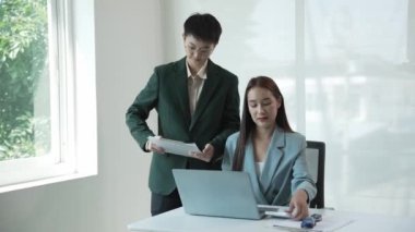 Araba satmak ya da kiralamak için otomotiv işi fikirleri. Müşteri ve araba satıcısı anlaşma yapar ve sözleşmeyi imzalar. Araba satış bürosundaki belge sözleşmesi 4K