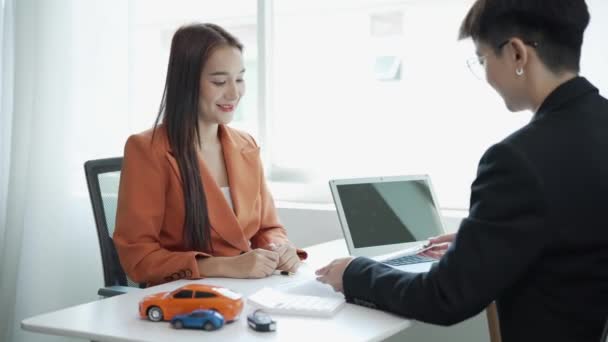 Araba Satmak Kiralamak Için Otomotiv Işi Fikirleri Müşteri Araba Satıcısı — Stok video