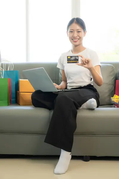 Vrolijke Aziatische Vrouw Met Behulp Van Smartphone Laptop Online Winkelen — Stockfoto