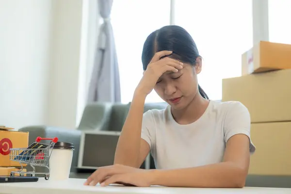 Giovane Imprenditore Asiatico Sente Stressato Preoccupato Calo Delle Vendite Dopo — Foto Stock