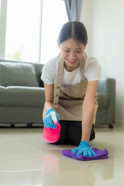 Mooie Aziatische Huisvrouw Doet Huishoudelijk Werk Het Schoonmaken Van Het — Stockfoto