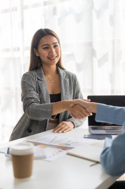 İki kendine güvenen iş kadını başarı toplantısı, temas, selamlama ve ortaklık çalışma süreci sırasında el sıkışıyor ve proje fikir belgelerinin sunumunu tartışıyorlar. Pazarlama planlarını analiz et