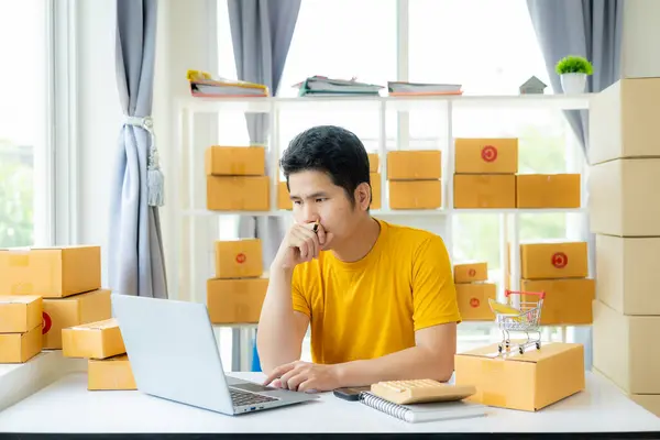 Genç Bir Asyalı Erkek Kobi Işletme Sahibi Ürünleri Çevrimiçi Satar — Stok fotoğraf