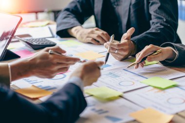 İş adamları gelir tablolarını ve grafiklerini modern dizüstü bilgisayarlarla analiz ediyor iş analizleri ve stratejik düşünce grubu buluşması genç yaratıcı meslektaşlar, yakın plan fotoğraf