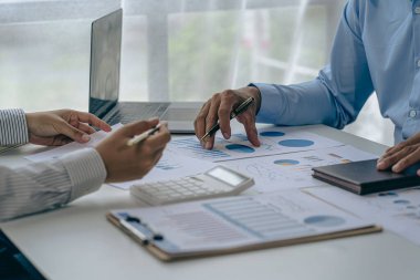 İş adamları gelir tablolarını ve grafiklerini modern dizüstü bilgisayarlarla analiz ediyor iş analizleri ve stratejik düşünce grubu buluşması genç yaratıcı meslektaşlar, yakın plan fotoğraf